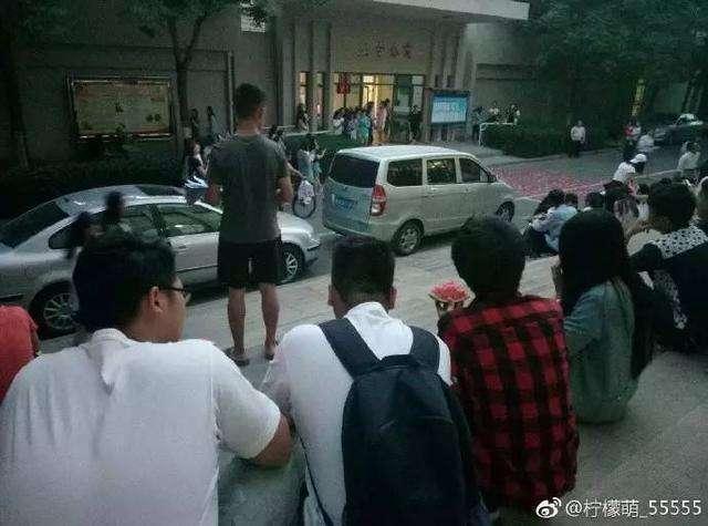 武汉高校求婚吃瓜群众,围观群众变身“吃瓜大军”