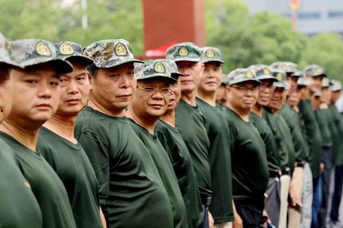 兵哥吃瓜群众图片高清壁纸,高清壁纸中的军旅风情与市井百态